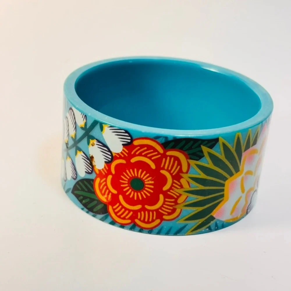 N/A vibrant turquoise
